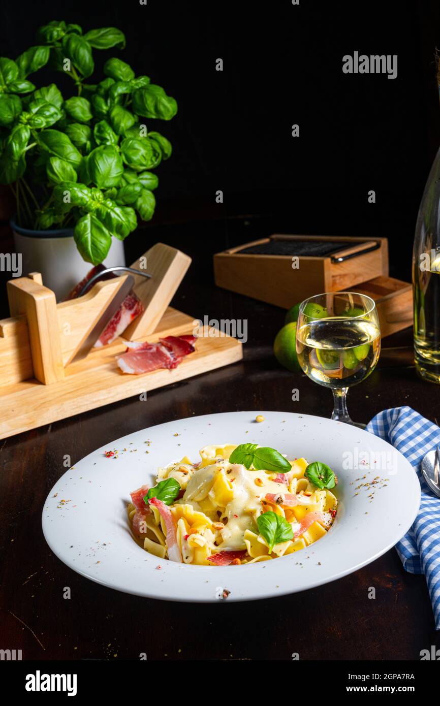 Tagliatelle con salsa al gorgonzola masarpone e prosciutto. Foto Stock