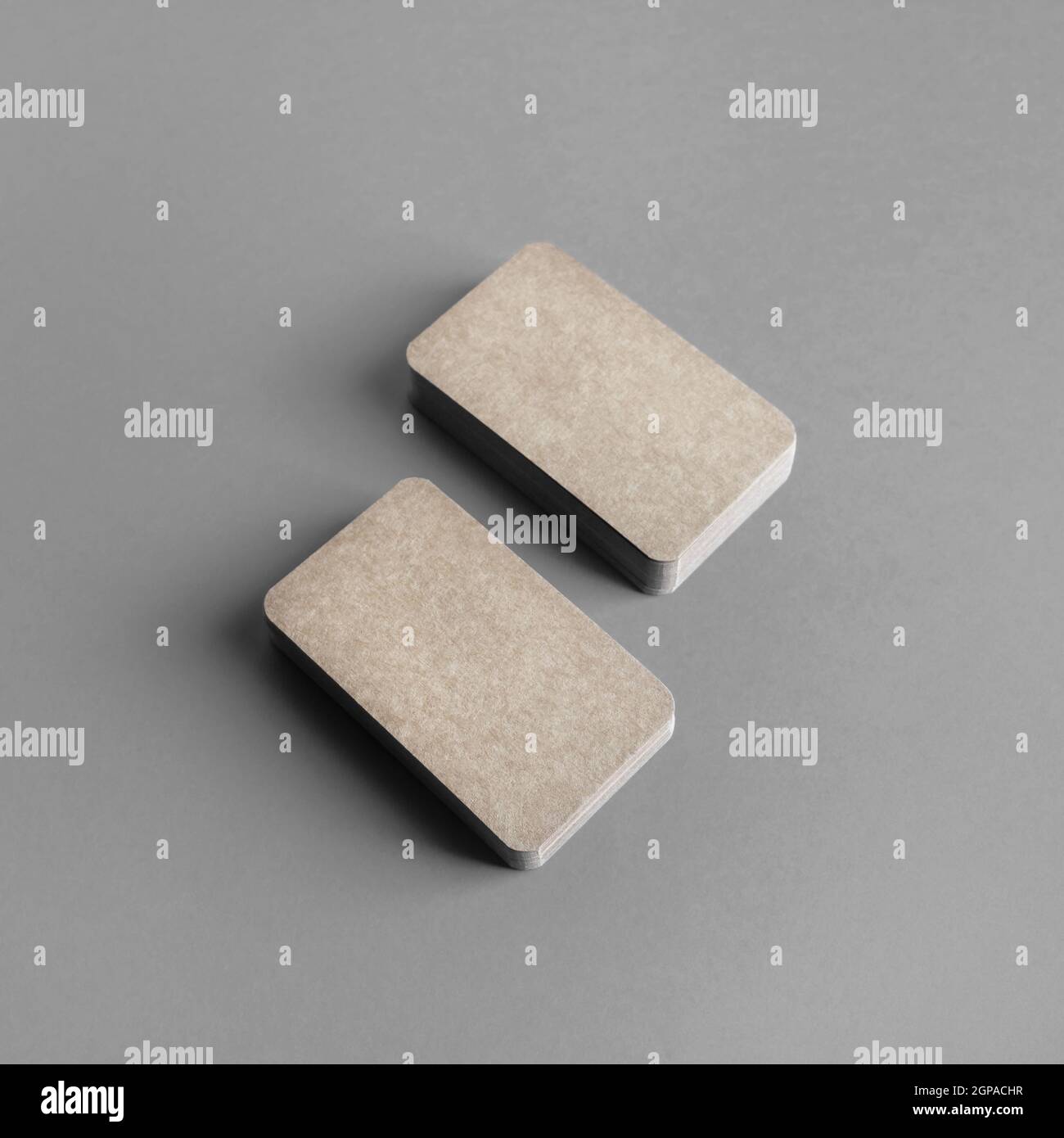 Foto di biglietti da visita kraft vuoti. Modello ID branding. Foto Stock