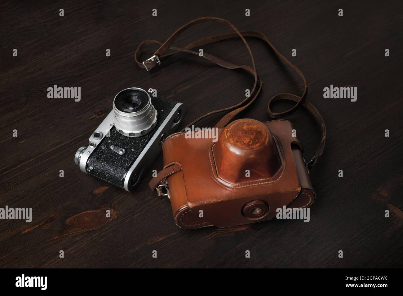 Fotocamera retrò su sfondo tavolo in legno. Foto Stock