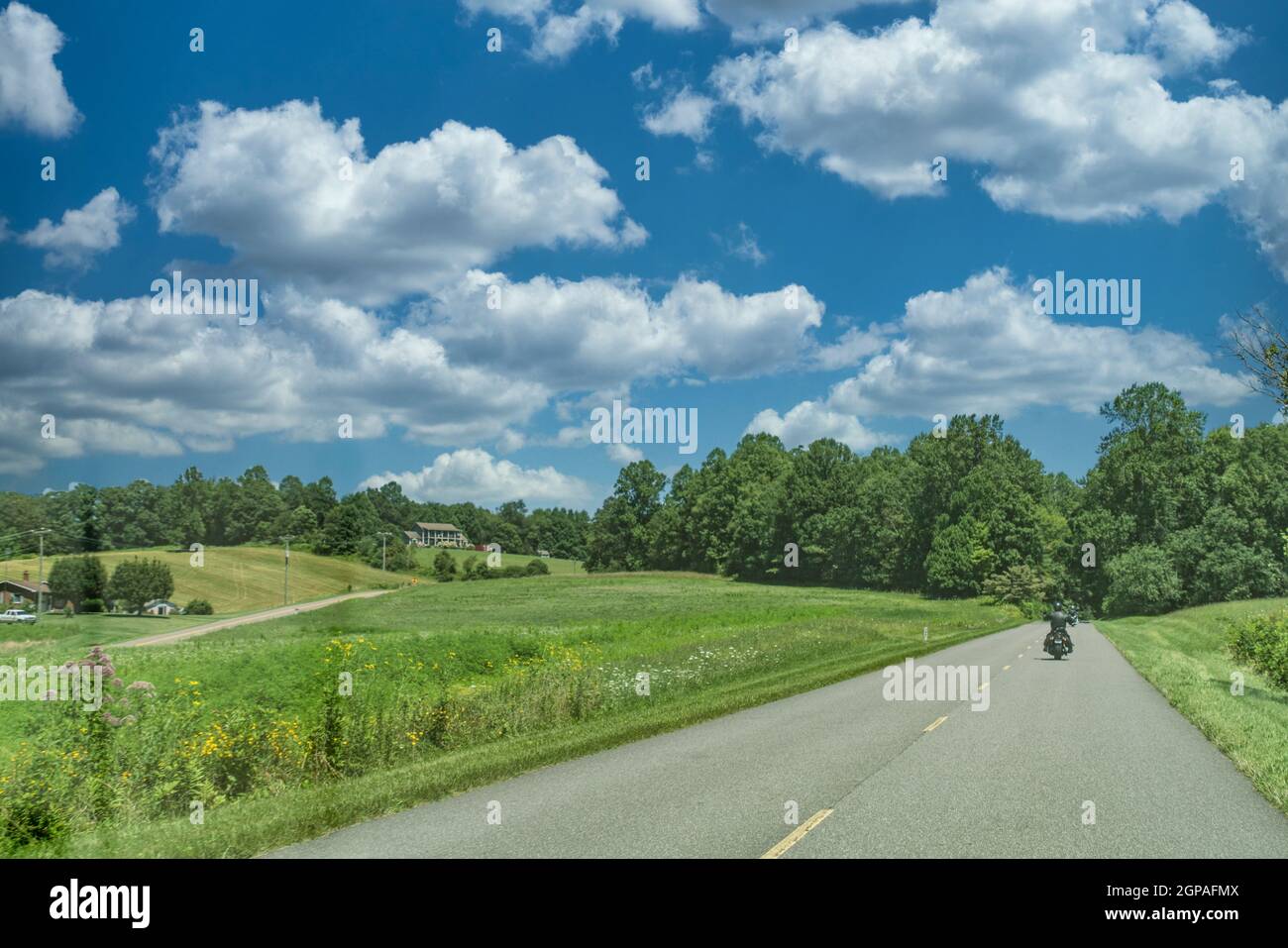 Un motociclista solista percorre la Blue Ridge Parkway nel sud della Virginia. Foto Stock