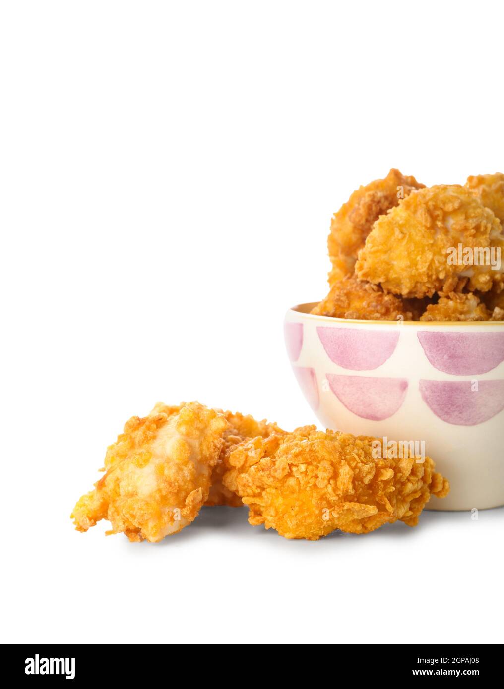 Ciotola con pollo fritto di popcorn su sfondo bianco Foto Stock