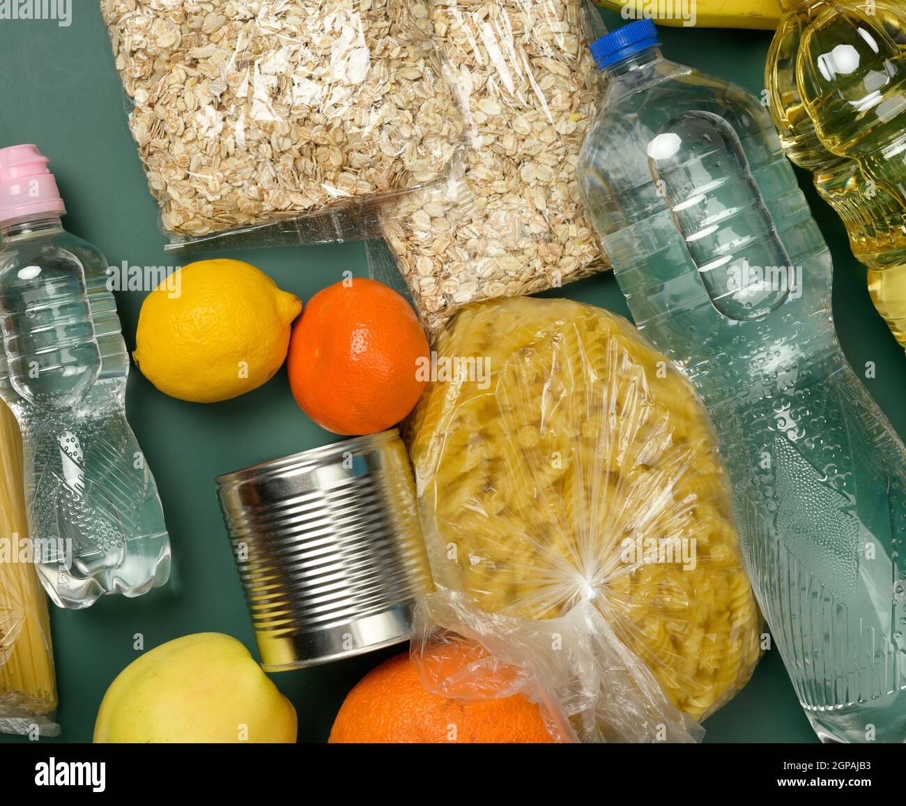 prodotti vari, frutta, pasta, olio di girasole in bottiglia di plastica e conservazione, vista dall'alto. Concetto di donazione Foto Stock