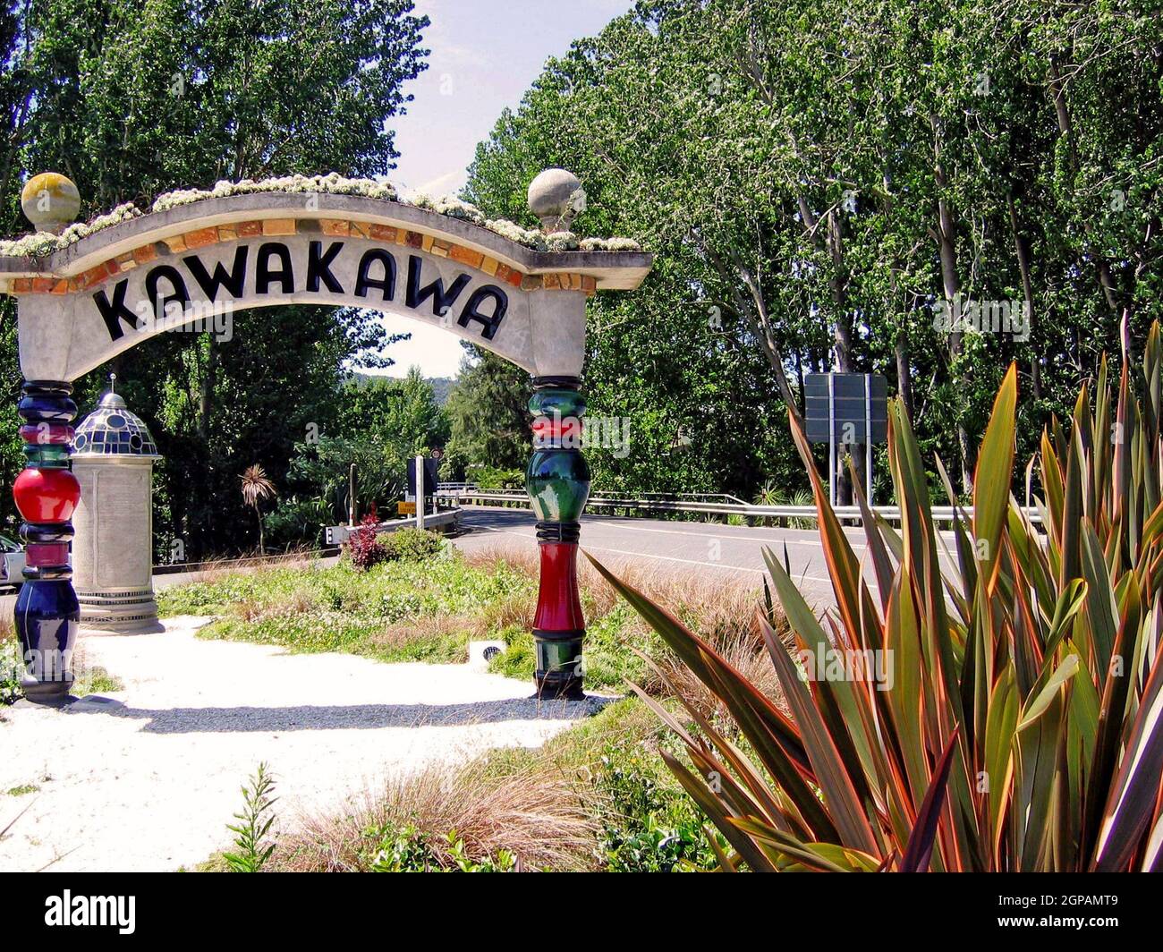 Kawakawa nella Baia delle Isole, nell'Isola del Nord della Nuova Zelanda, prende il nome dall'arbusto indigeno e dalla pianta medicinale. La città è diventata nota per i servizi igienici pubblici di Kawakawa che nel 1998 furono trasformati da Friedensreich Hundertwasser, insieme all'aiuto della comunità, in una destinazione a se stessa. L'artista austriaco e il residente neozelandese vivevano qui dal 1975 fino alla sua morte nel 2000. Nel 200 ha regalato i servizi igienici alla città. L'arco indipendente e l'edificio dei servizi igienici sono stati progettati in uno stile esclusivo dell'artista. Foto Stock