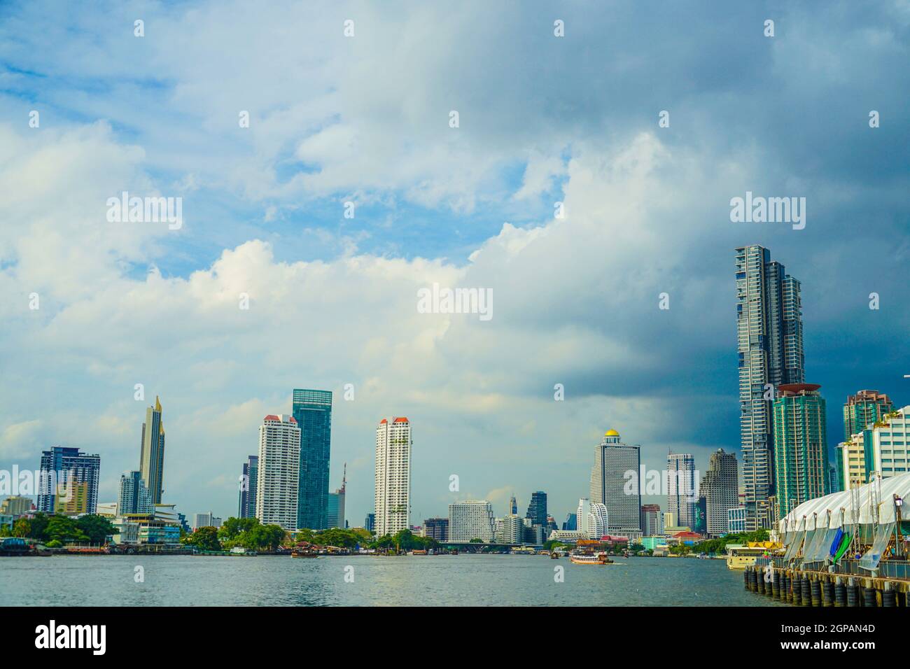 Thailandia Bangkok skyline e il fiume Chao Phraya. Luogo di tiro: Bangkok, Thailandia Foto Stock