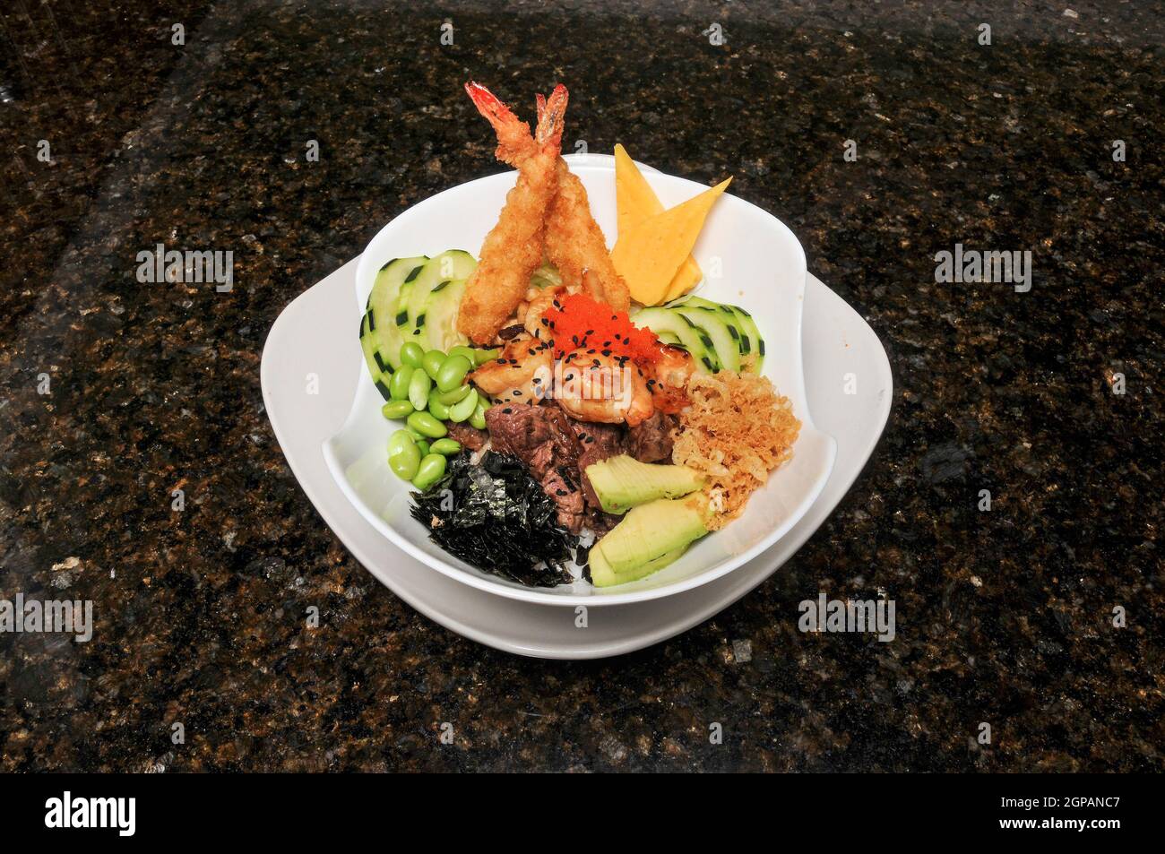 Piatto hawaiano conosciuto come bistecca hibachi pollo gamberi poke Bowl Foto Stock