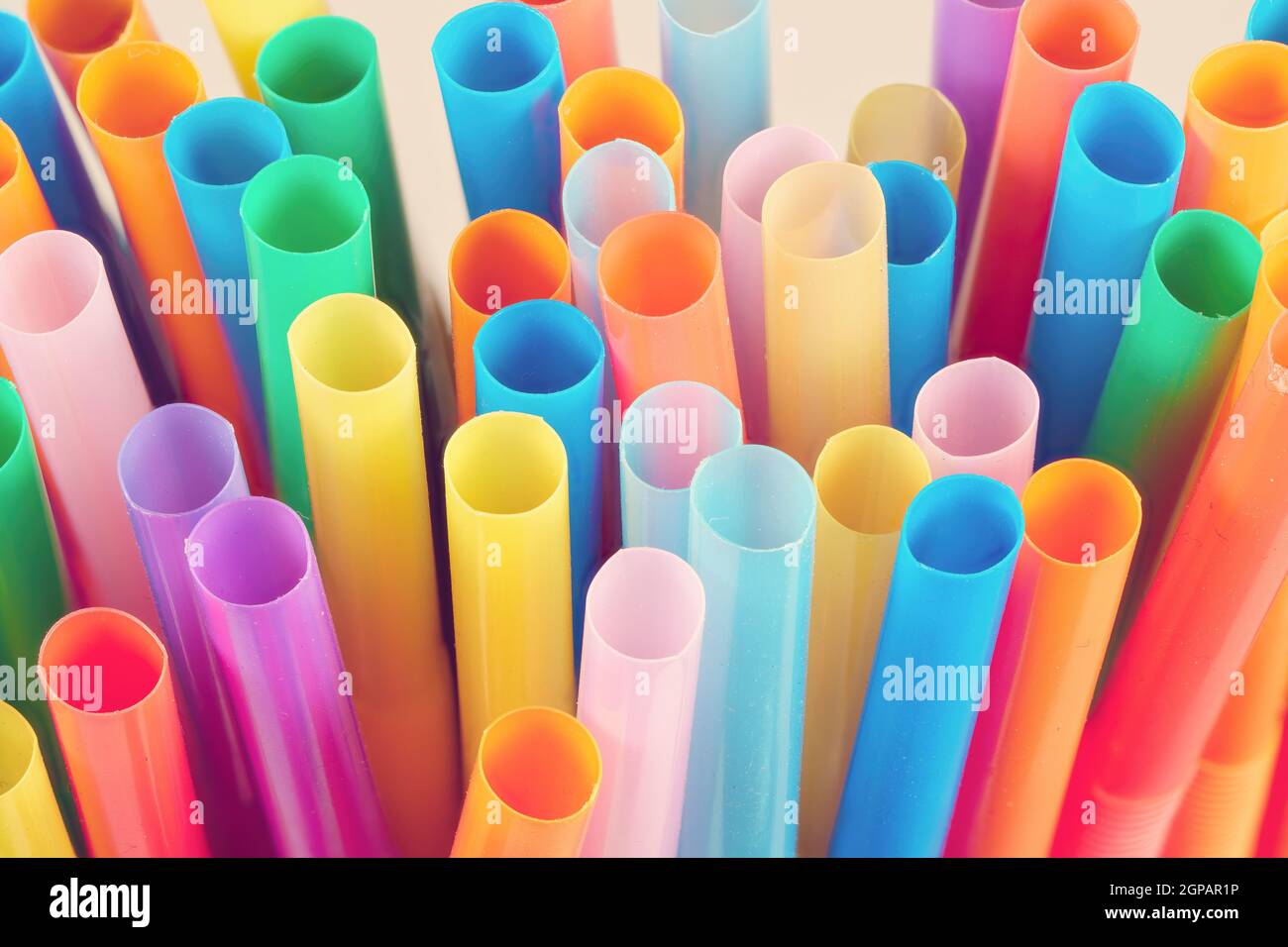 Primo piano di cannucce colorate fotografate dalla parte anteriore, riprese in studio Foto Stock