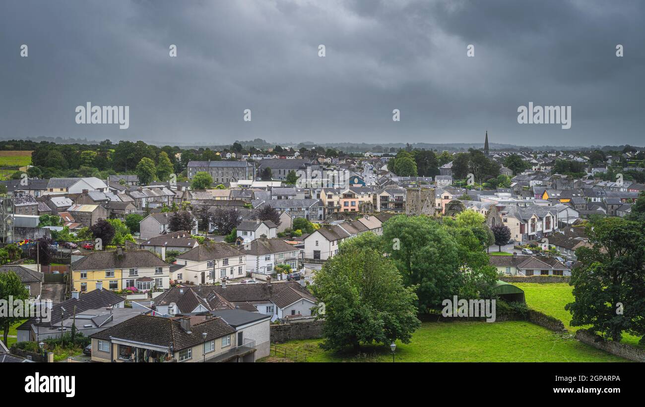 Vista panoramica sulla città di Cashel, paesaggio urbano dalla collina del castello di Rock of Cashel con drammatico cielo tempesta sullo sfondo, Tipperary, Irlanda Foto Stock