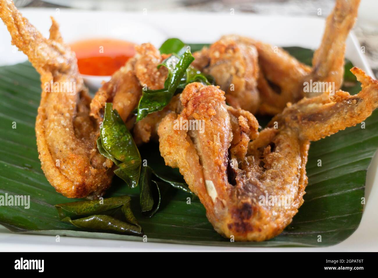 Ali di pollo piccanti fritte in profondità, foto di stock Foto Stock