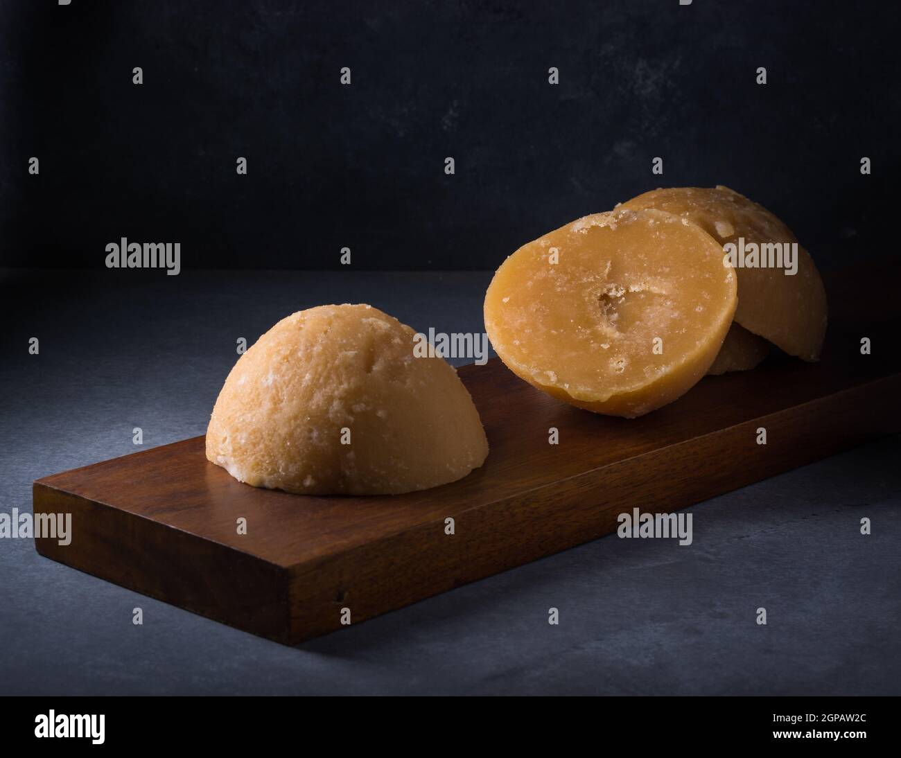 jaggery, colore marrone dorato, prodotto di zucchero non raffinato a forma di tazza chiamato anche jaggery kithul o zucchero di palma Foto Stock