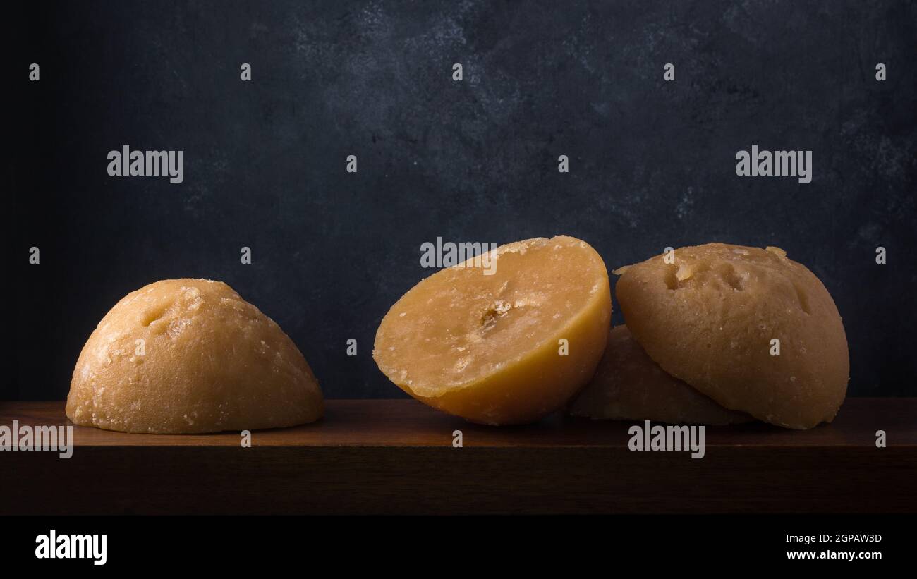 jaggery, colore marrone dorato, prodotto di zucchero non raffinato a forma di tazza chiamato anche jaggery kithul o zucchero di palma Foto Stock