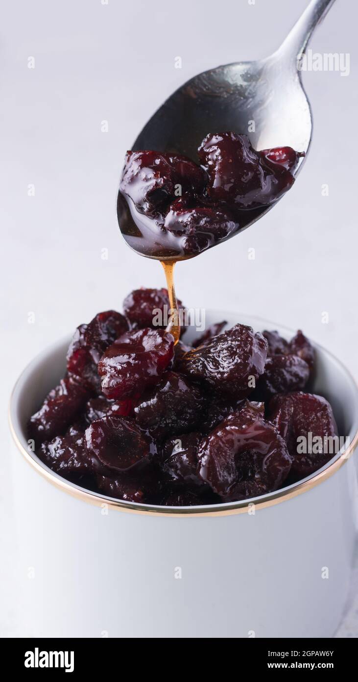 vasetto o baffi di marmellata di mele rose o marmellata di jambu con cucchiaio isolato su sfondo bianco, marmellata fatta di frutta a campana o di cera mela, cibo sri lankan Foto Stock