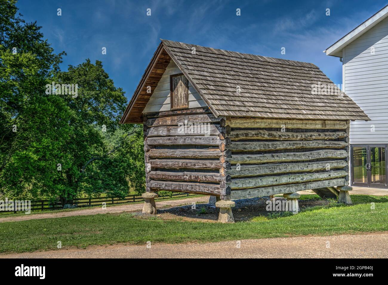 Il Corn Crib dietro la Overseer’s House nella casa e piantagione delle Highland di James Monroe a Charlottesville, Virginia. Foto Stock