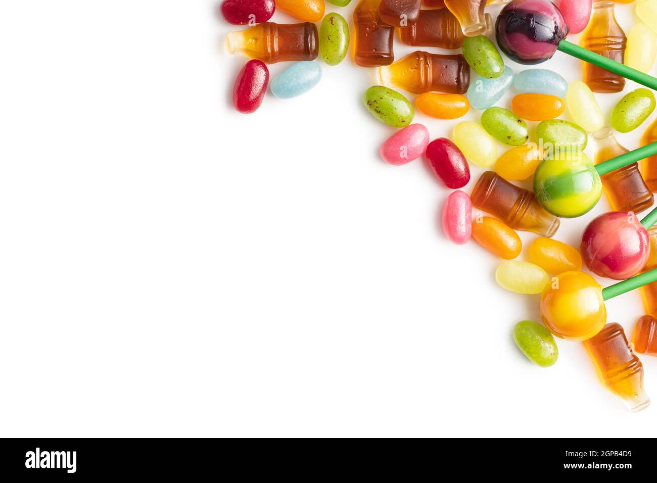 Varie caramelle colorate. Lollipop, fagioli di gelatina e bonbon di gommosa  isolati su sfondo bianco Foto stock - Alamy