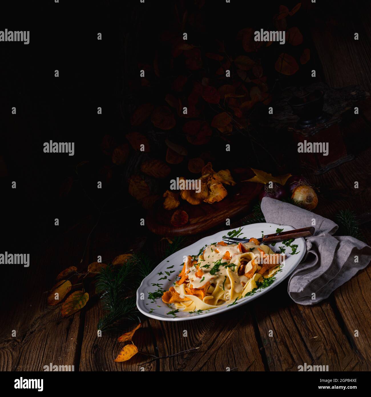 Tagliatelle con chanterelle fresche in salsa di funghi Foto Stock