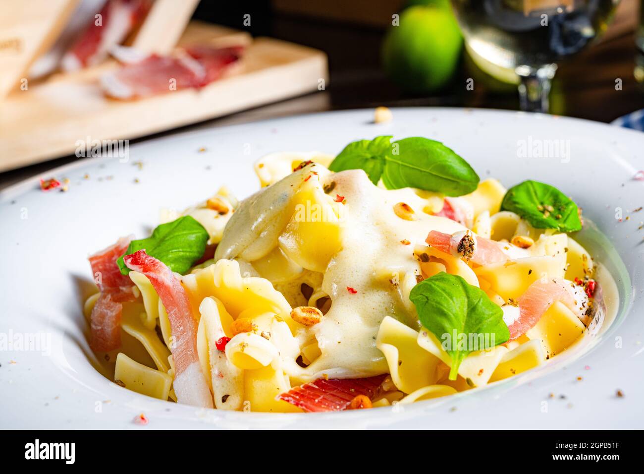 Tagliatelle con salsa al gorgonzola masarpone e prosciutto. Foto Stock