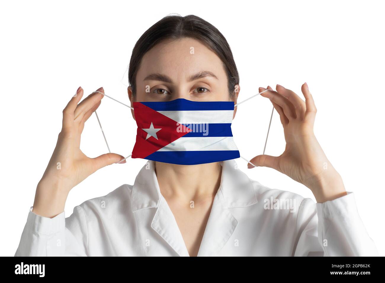 Respiratore con bandiera di Cuba Dottore mette su maschera medica viso isolato su sfondo bianco. Foto Stock