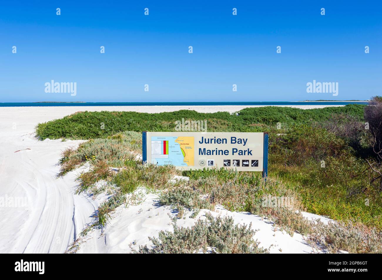 Cartello con il nome del Jurien Bay Marine Park su una spiaggia di sabbia bianca, vicino a Cervantes, Australia Occidentale, Australia Foto Stock