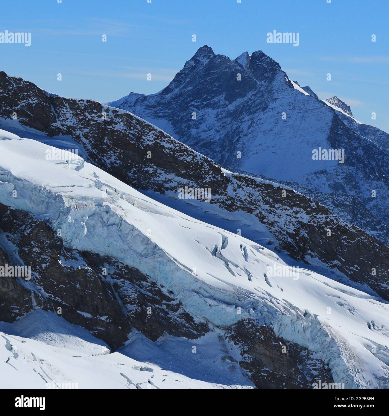 Alta montagna e ghiacciaio, vista dal punto di vista Jungfraujoch Foto Stock