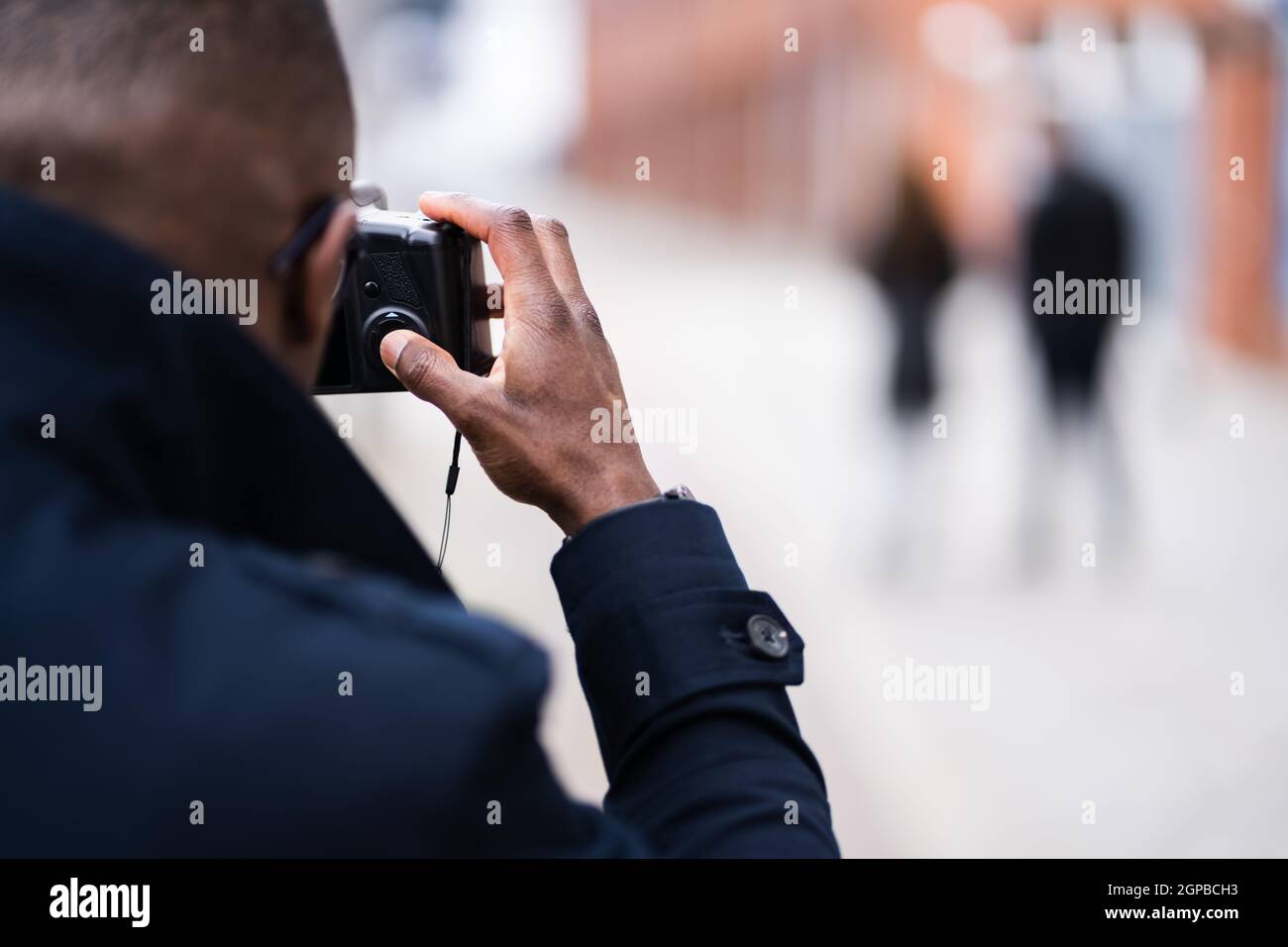 Detective privato spionaggio sulla moglie Cheating Donna Foto Stock