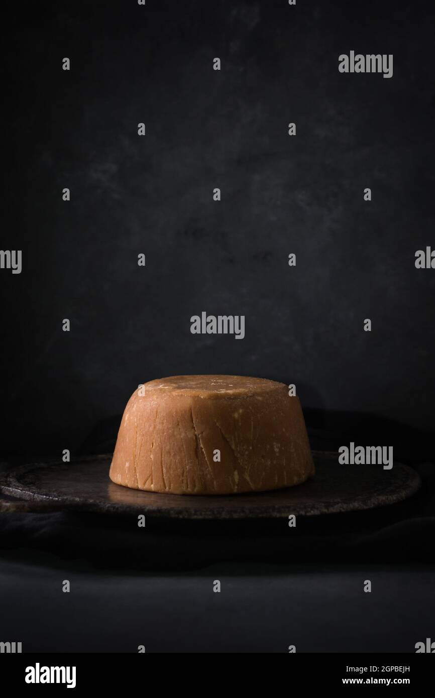 jaggery, colore marrone dorato, prodotto di zucchero non raffinato a forma di tazza chiamato anche jaggery kithul o zucchero di palma Foto Stock