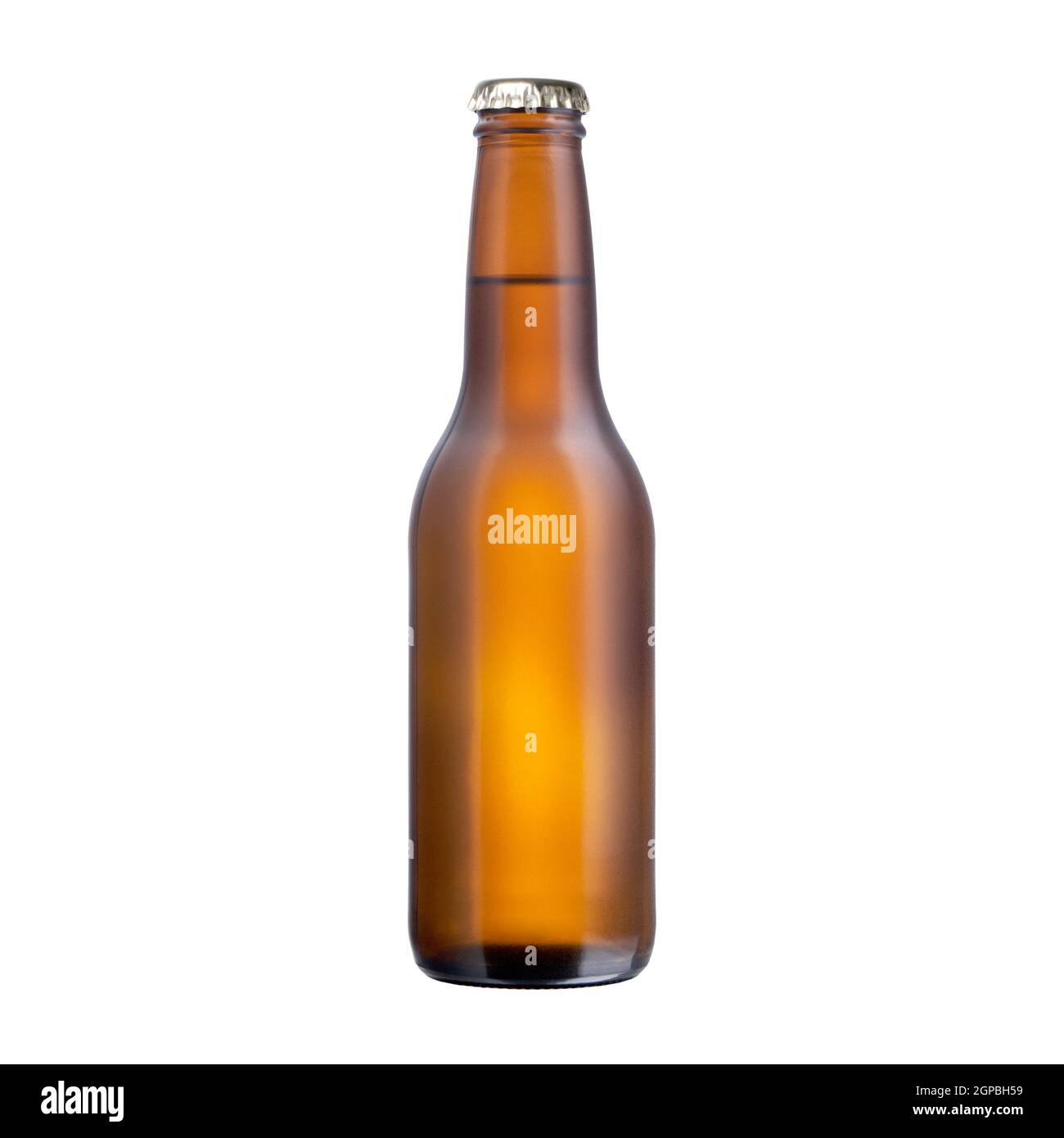 Bottiglia di vetro marrone piena di birra con tappo isolato su sfondo bianco, prodotto imbottigliato con vista frontale senza etichetta ritagliata Foto Stock