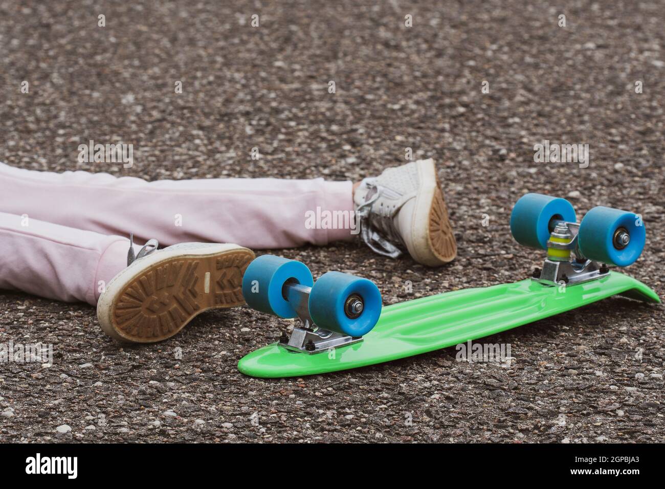 Ragazza cade da skateboard. Pregiudizio, trauma, incidente su skateboard  Foto stock - Alamy