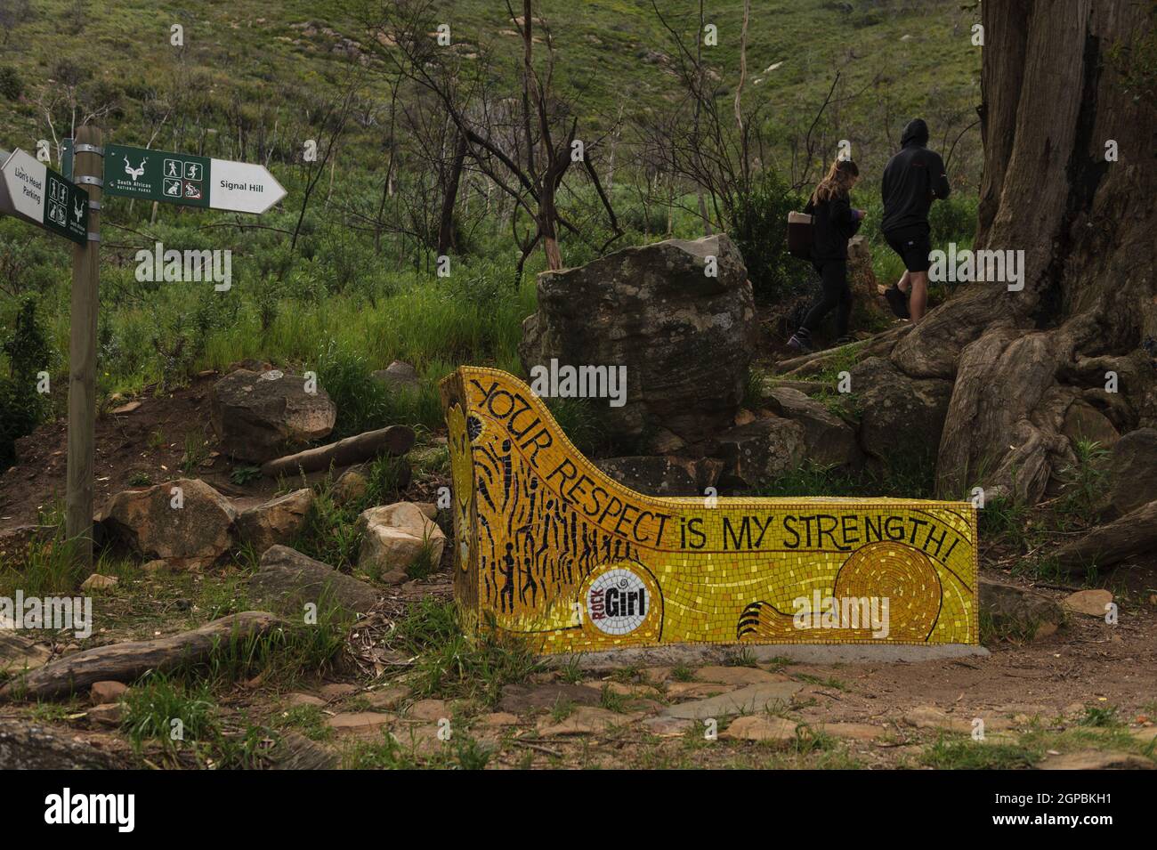 Una panchina di Città del Capo su Signal Hill mette in evidenza l'uguaglianza femminile in Sudafrica, che ha uno dei tassi di violenza basati sul genere più alti del mondo Foto Stock