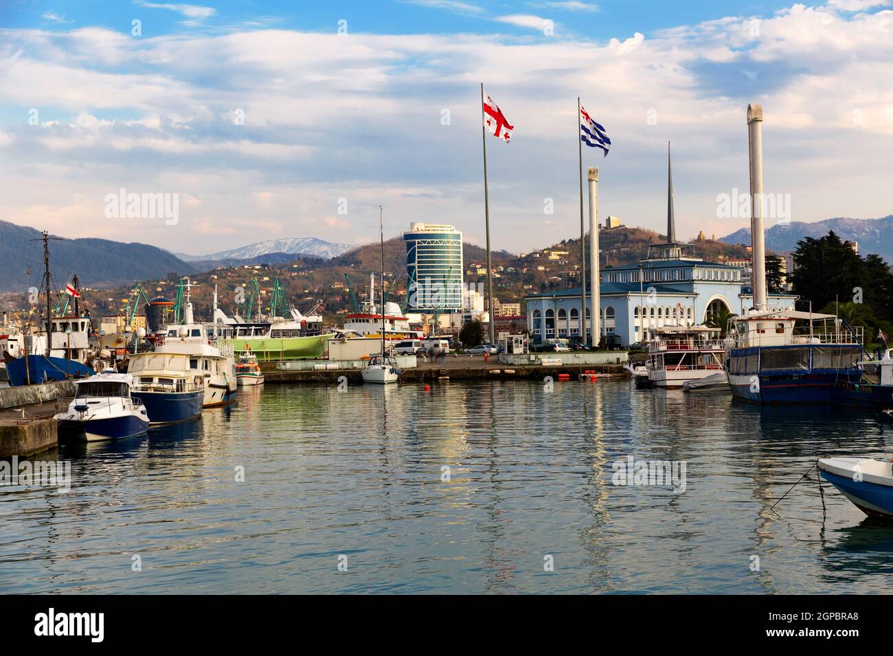 Vista dal mare alla stazione passeggeri del porto di Batumi e delle barche ormeggiate Foto Stock