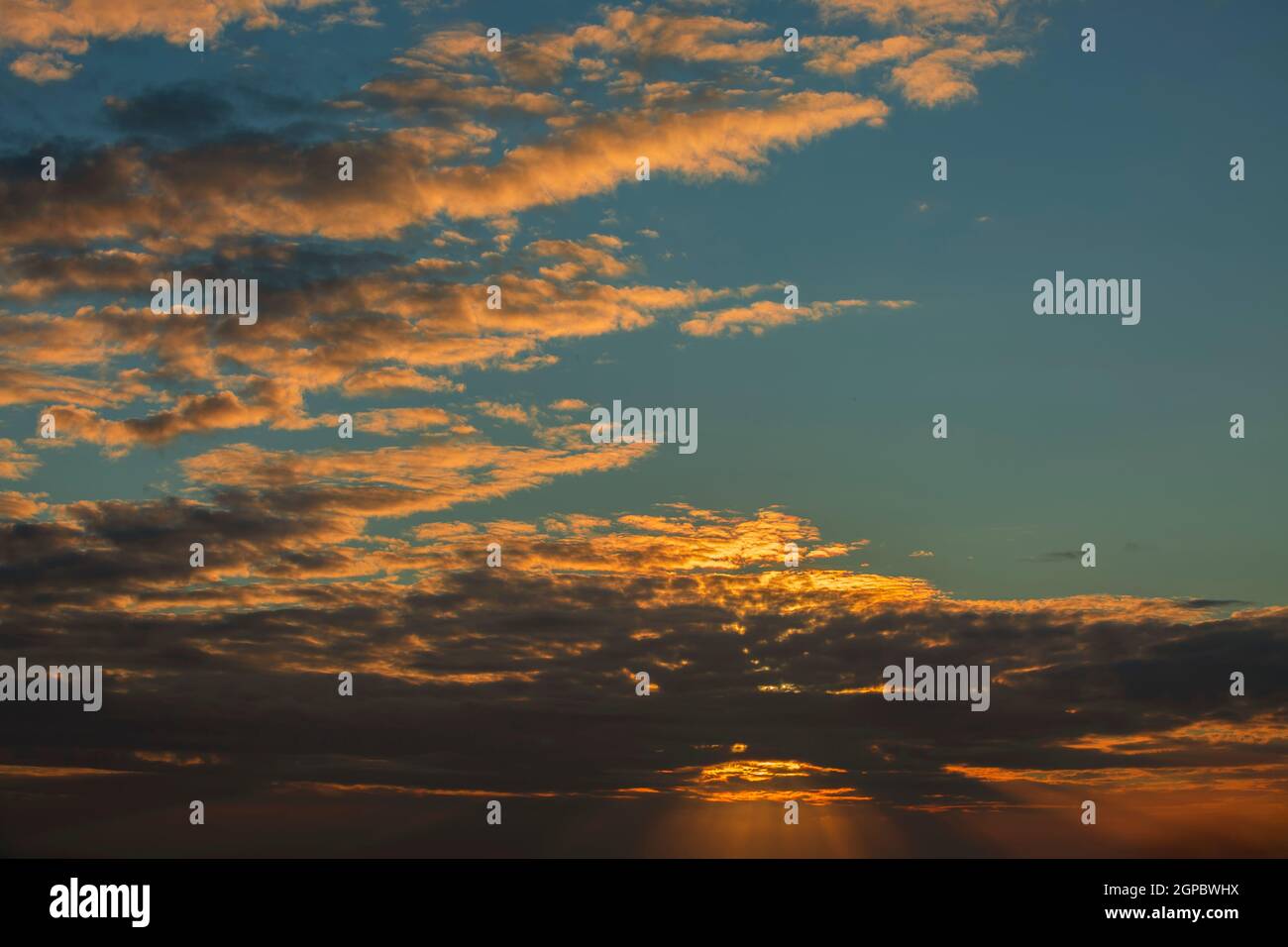 spettacolare cielo nuvoloso al tramonto. Foto Stock