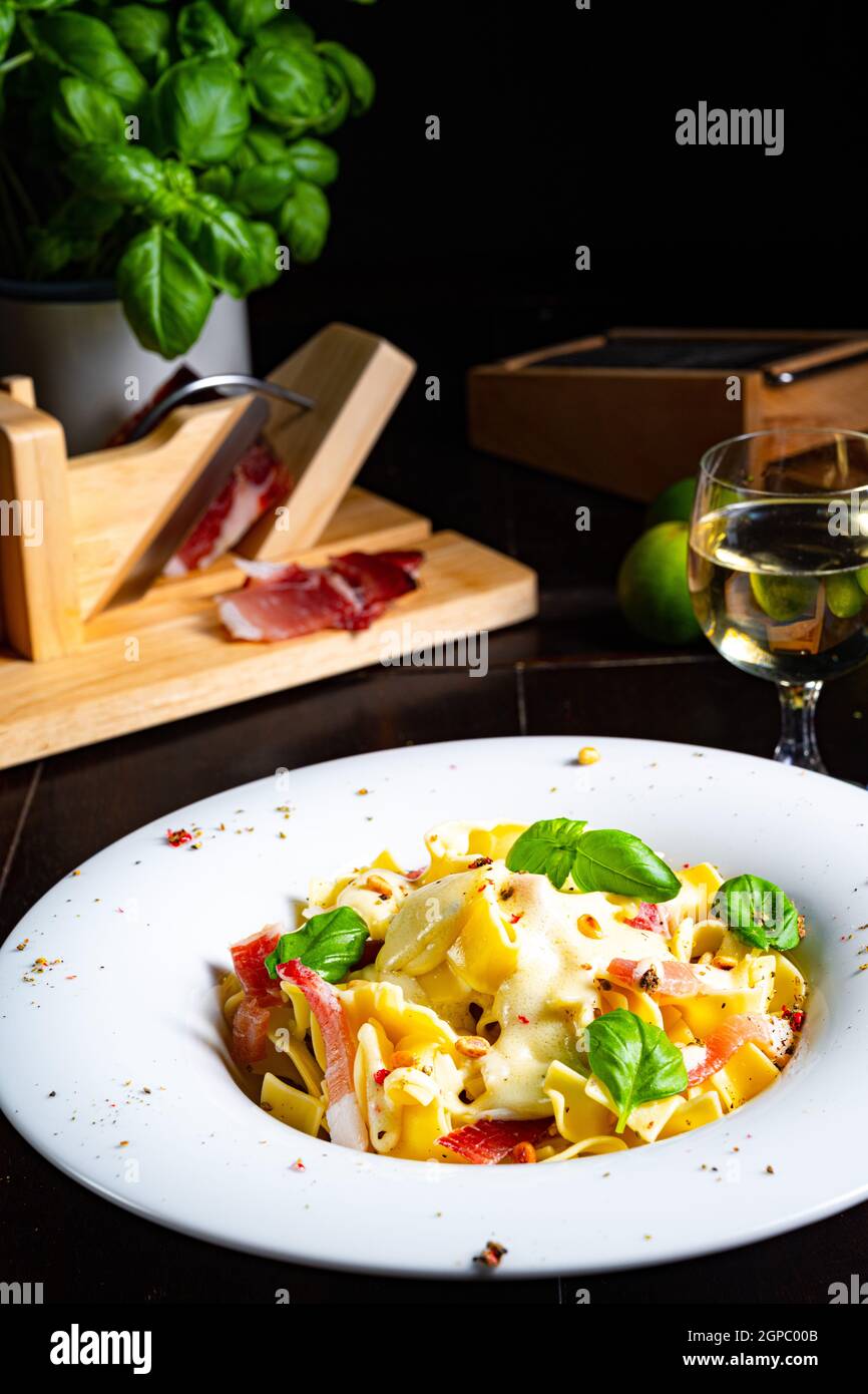Tagliatelle con salsa al gorgonzola masarpone e prosciutto. Foto Stock