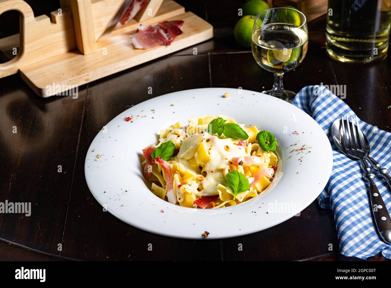 Tagliatelle con salsa al gorgonzola masarpone e prosciutto. Foto Stock