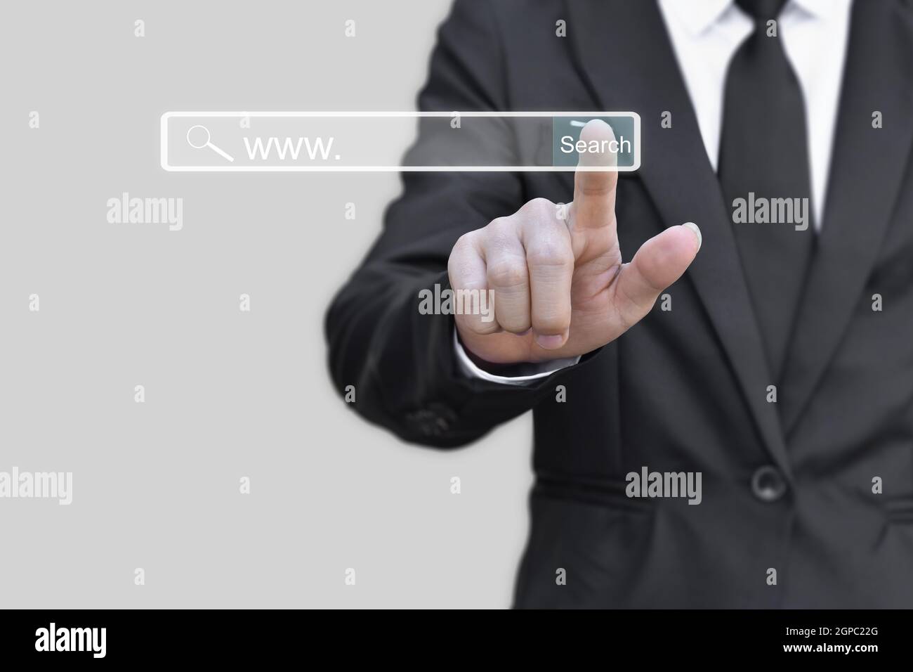 Informazioni di ricerca sulla navigazione. Business Hand fare clic sulla pagina di ricerca Internet data Information networking. Copia spazio. Foto Stock