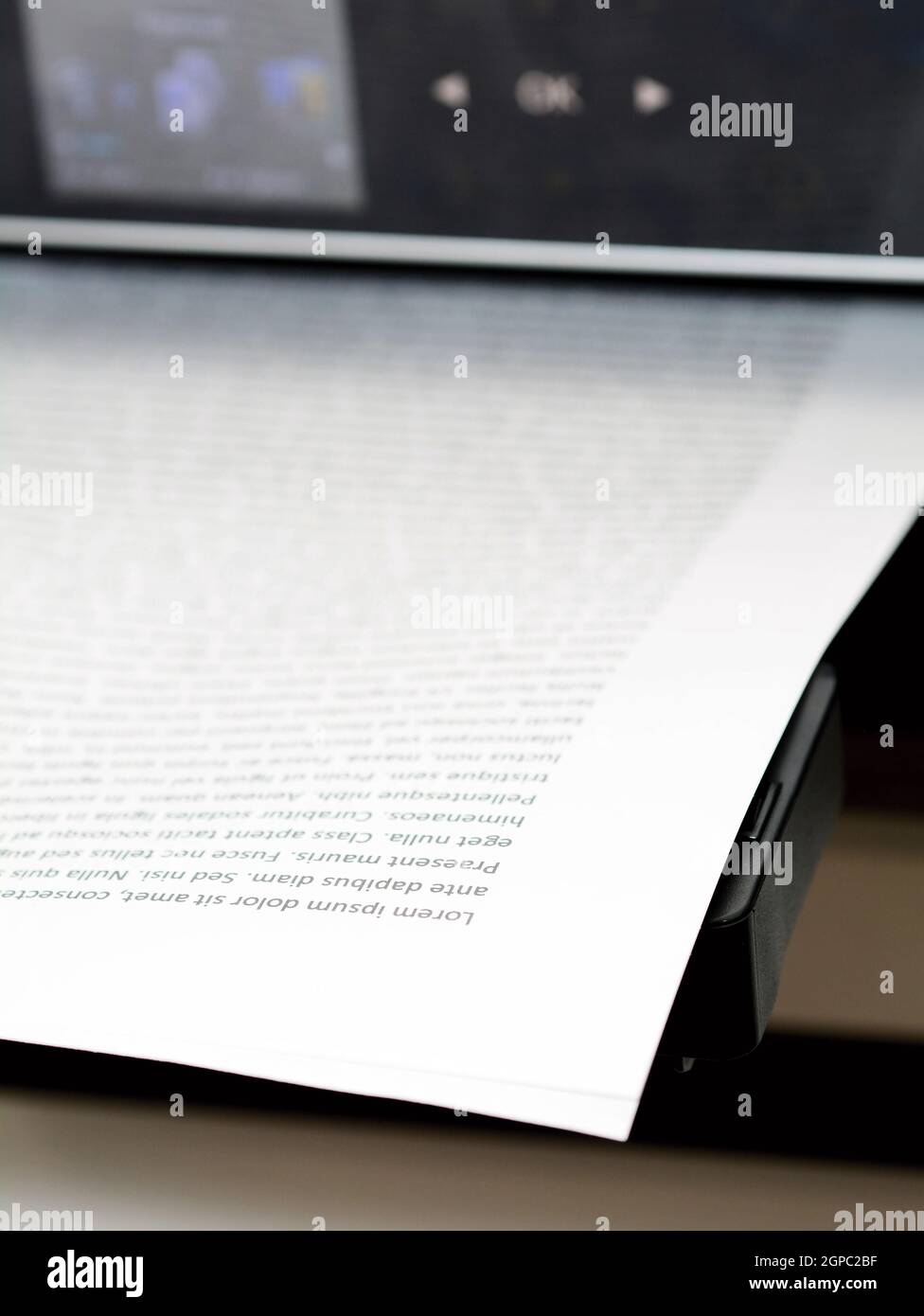 Carta stampata con testo lorem ipsum nella moderna stampante a getto d'inchiostro. Foto Stock