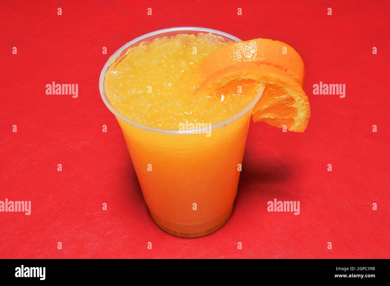 Deliziosa bevanda a base di frutta fredda conosciuta come aranciata Foto Stock