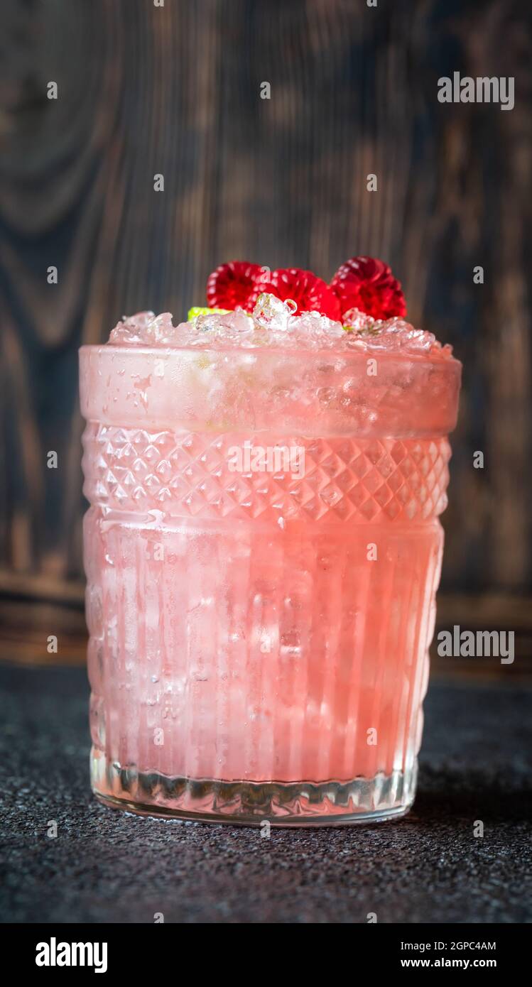 Bicchiere di cocktail Knickerbocker a base di rum, succo di lime, curacao all'arancia e sciroppo di lamponi Foto Stock
