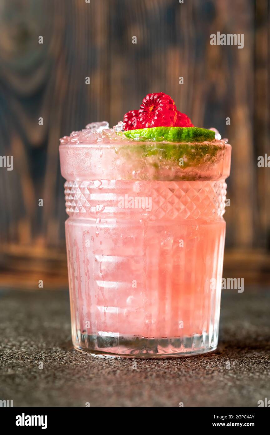 Bicchiere di cocktail Knickerbocker a base di rum, succo di lime, curacao all'arancia e sciroppo di lamponi Foto Stock