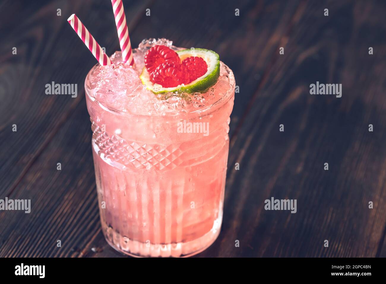 Bicchiere di cocktail Knickerbocker a base di rum, succo di lime, curacao all'arancia e sciroppo di lamponi Foto Stock