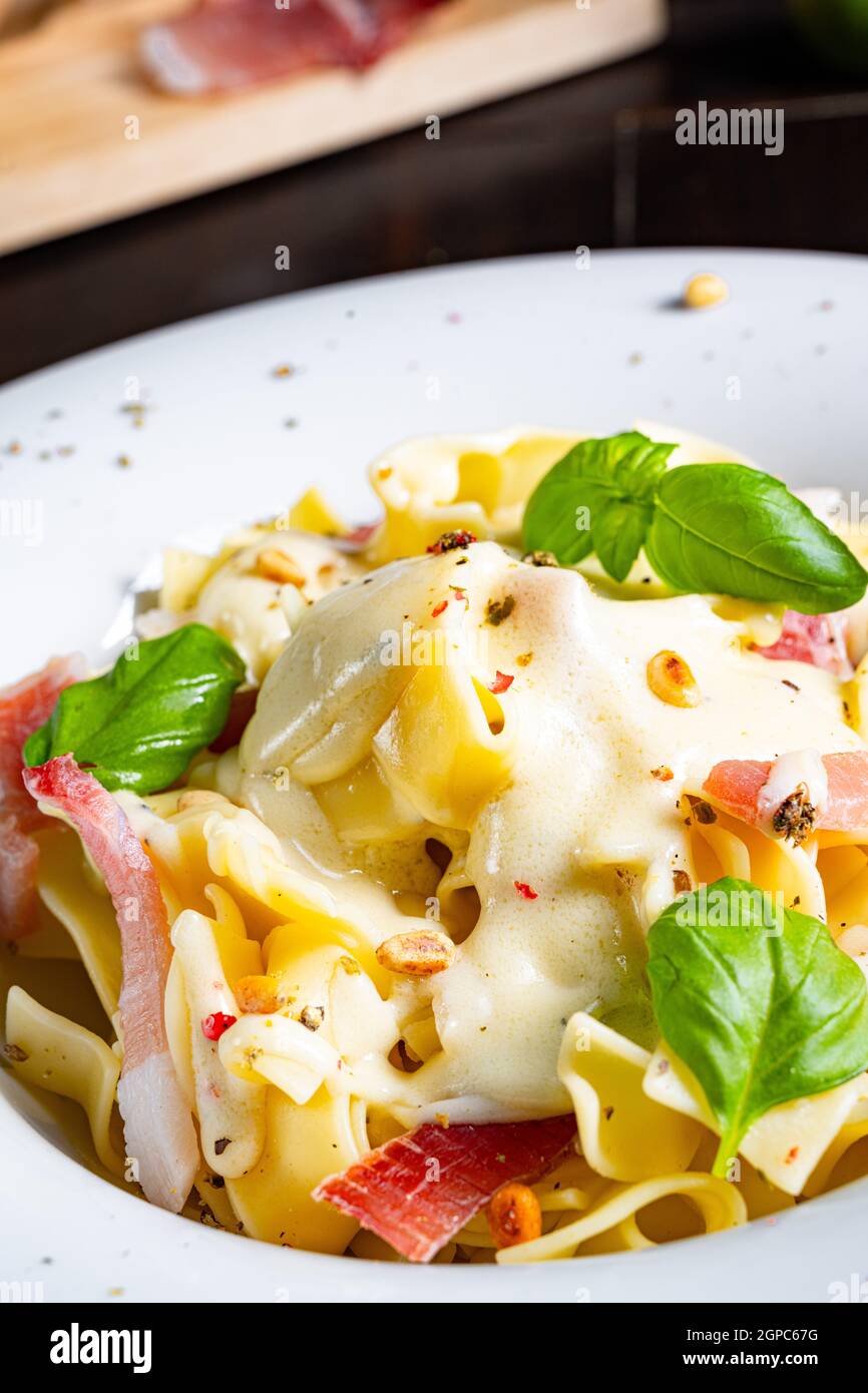 Tagliatelle con salsa al gorgonzola masarpone e prosciutto. Foto Stock