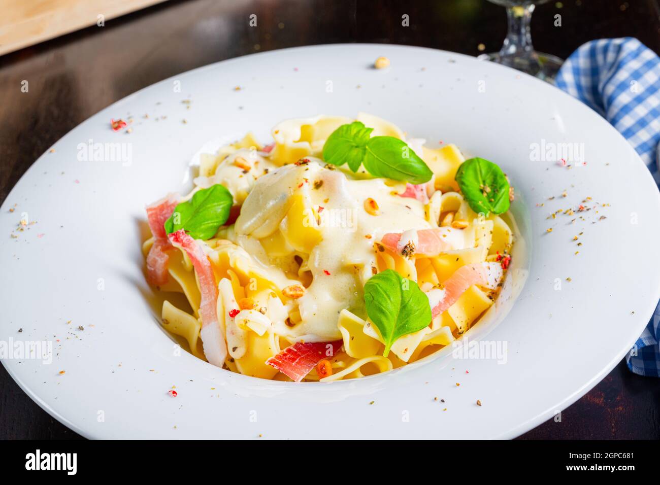 Tagliatelle con salsa al gorgonzola masarpone e prosciutto. Foto Stock