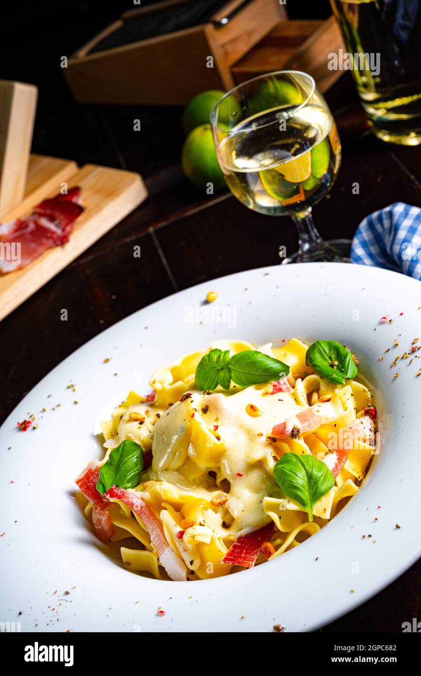 Tagliatelle con salsa al gorgonzola masarpone e prosciutto. Foto Stock