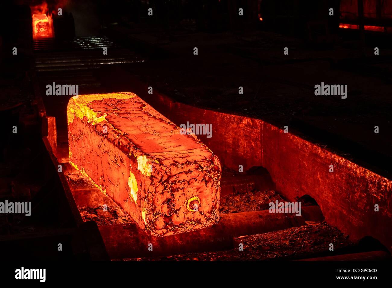 Forgiatura in metallo rosso-caldo, billetta grande e pesante per laminati metallici Foto Stock