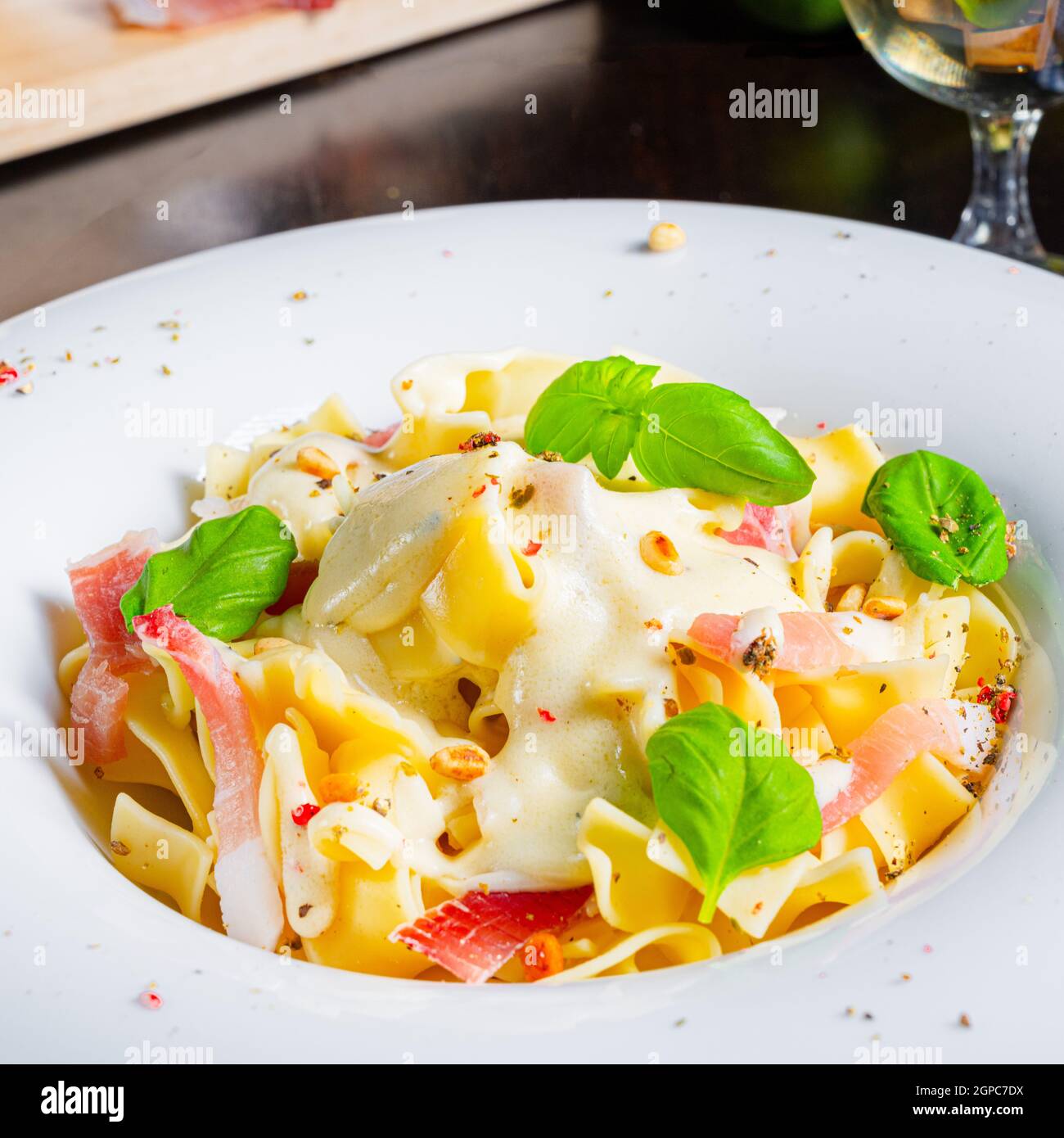 Tagliatelle con salsa al gorgonzola masarpone e prosciutto. Foto Stock