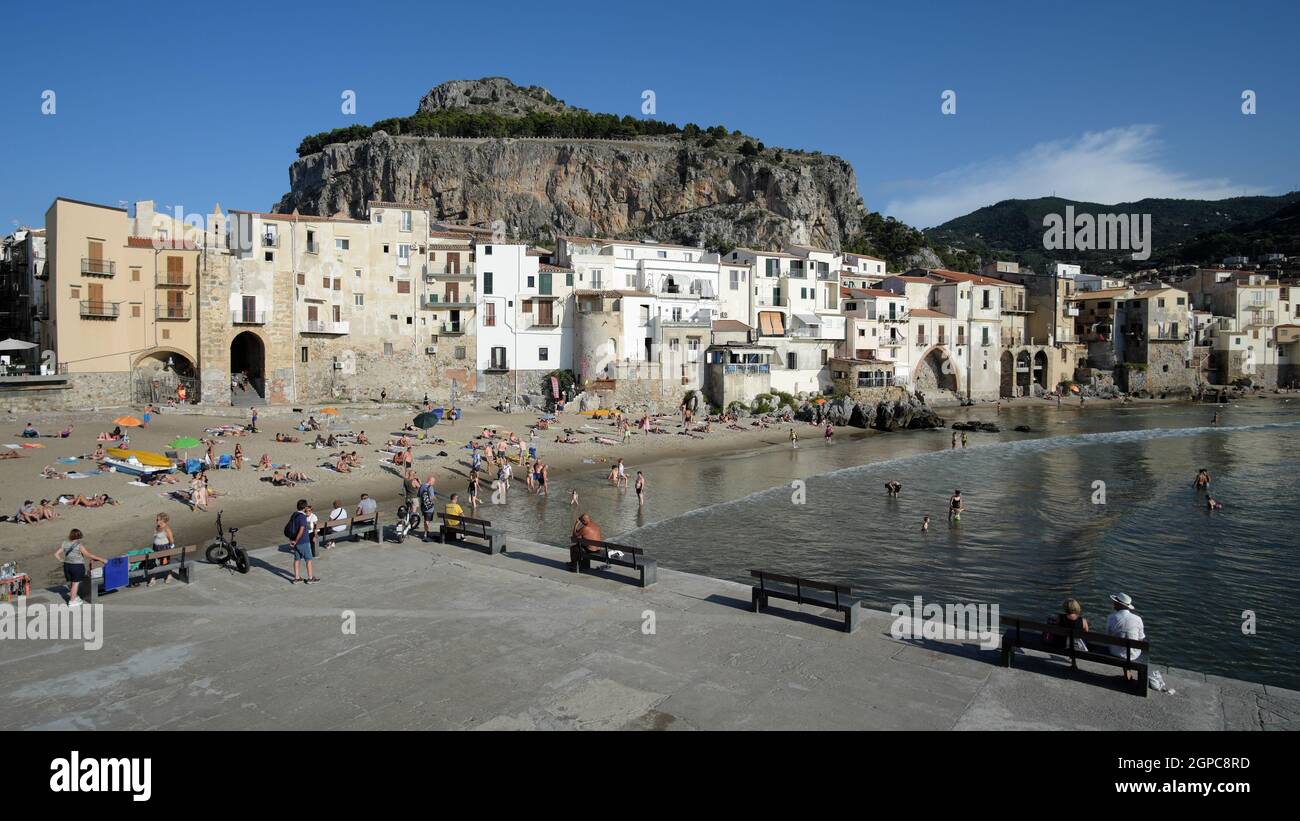 Natura e architettura in Sicilia veduta del villaggio marittimo di Cefalù sotto la Rocca fortificata (Palermo) Foto Stock