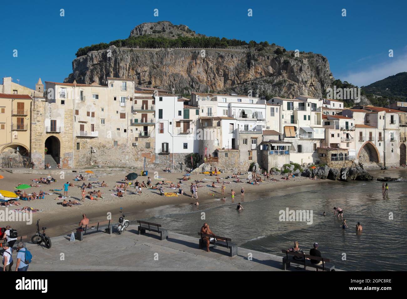 Natura e architettura in Sicilia veduta del villaggio marittimo di Cefalù sotto la Rocca fortificata (Palermo) Foto Stock