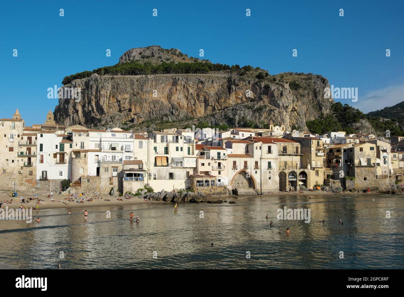 Natura e architettura in Sicilia veduta del villaggio marittimo di Cefalù sotto la Rocca fortificata (Palermo) Foto Stock