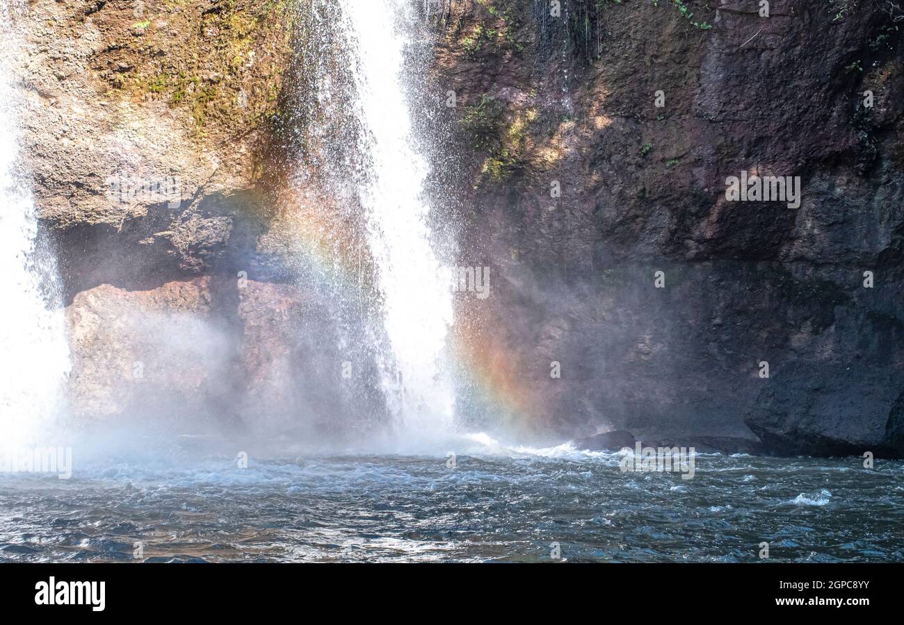 Cascata arcobaleno nella cascata Haew Suwat nel Parco Nazionale di Khao Yai Thailandia. Foto Stock