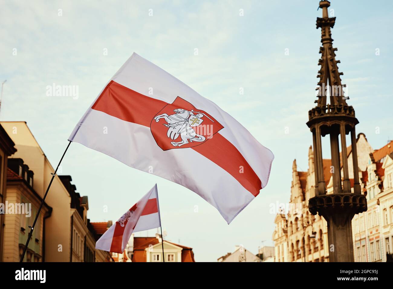 Storico nazionale bandiera rossa bianca rossa della Bielorussia che sventola nella strada della città. Foto Stock