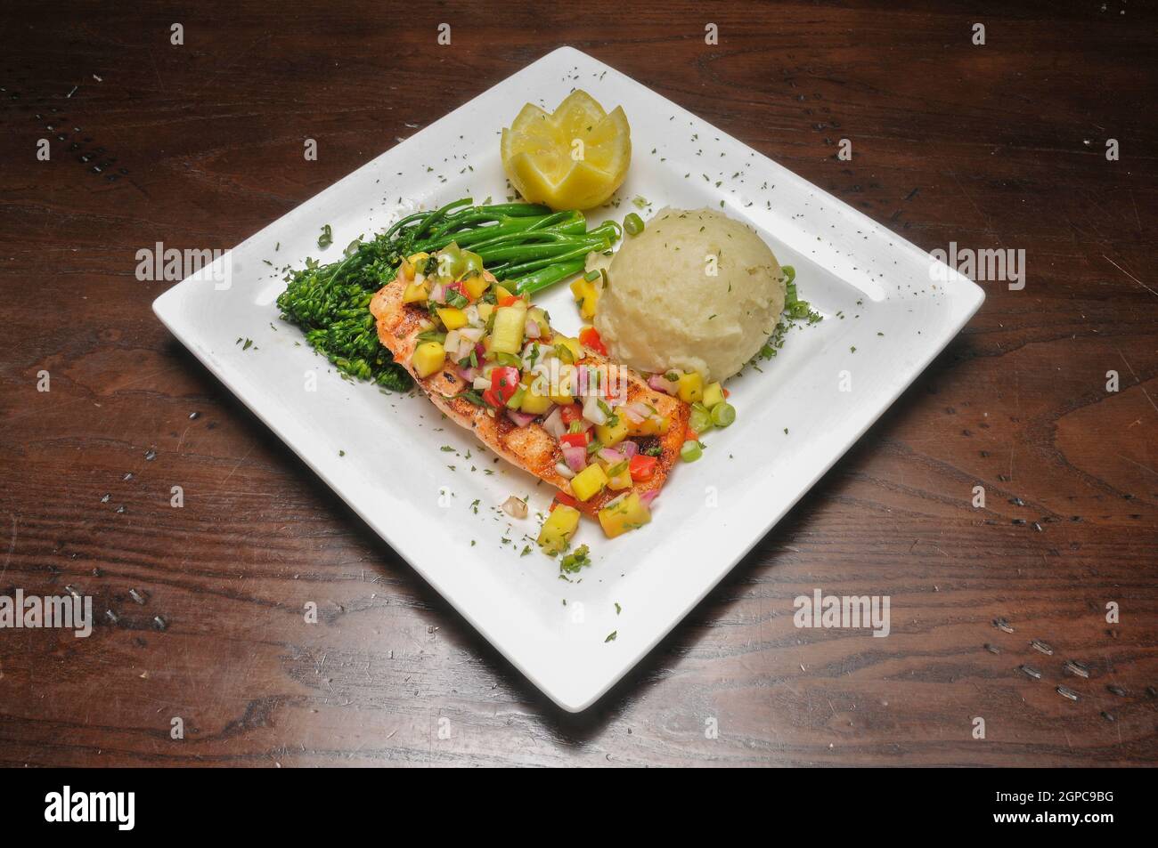 Deliziosa cucina americana conosciuta come salmone fresco Foto Stock