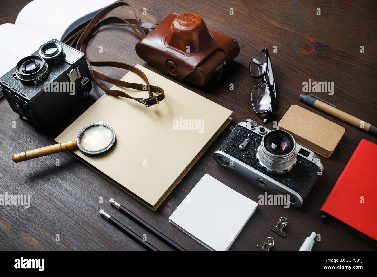 Pianificazione viaggio di vacanza con fotocamera retrò e cancelleria vintage su sfondo di legno. Foto Stock
