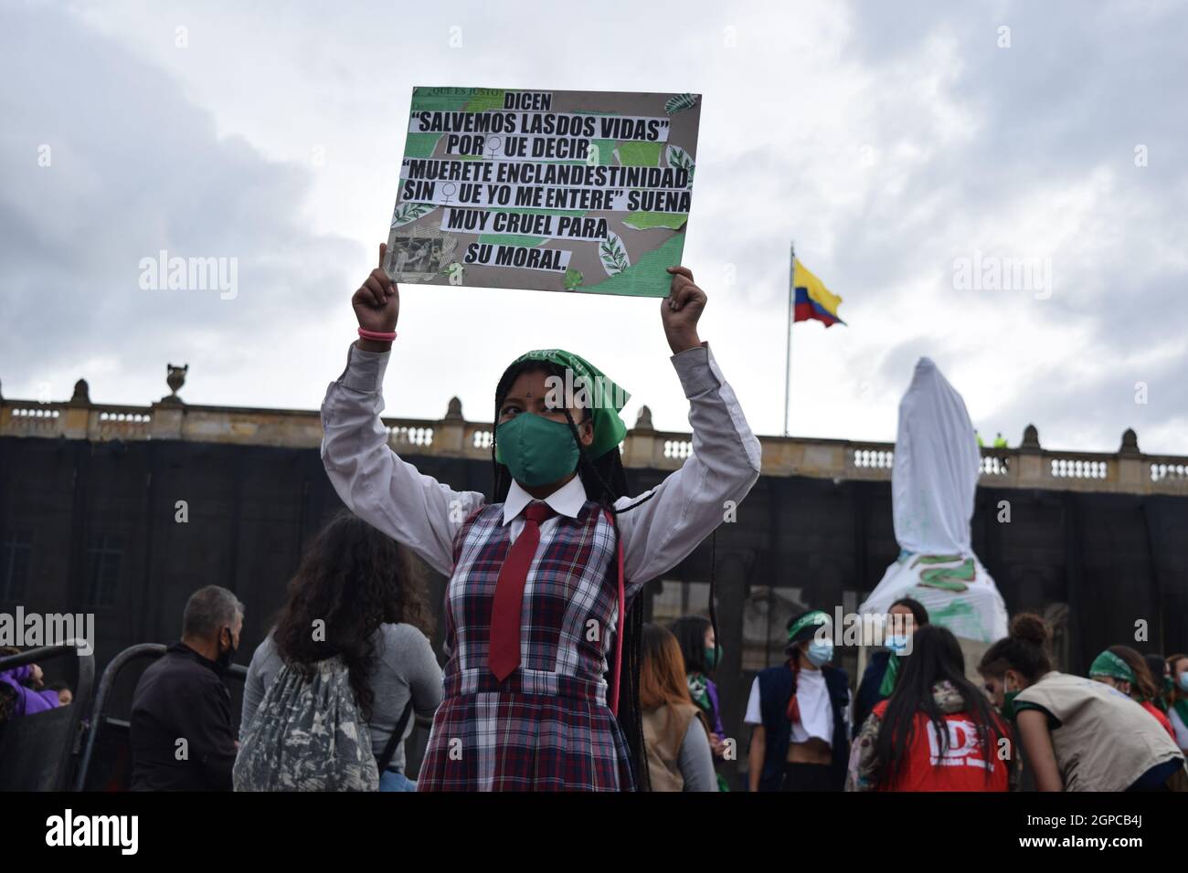 Bogota, Colombia. 28 settembre 2021. Un giovane dimostratore ha un segno che dice: "Diciamo che salviamo entrambe le vite, Perché dire "avere un aborto illegale senza che me ne accorga" suona crudele per la loro moralità” durante una manifestazione che chiede la depenalizzazione dell'aborto durante la Giornata globale d'azione per l'aborto legale e sicuro in America Latina e nei Caraibi a Bogotà il 28 settembre 2021. Credit: Long Visual Press/Alamy Live News Foto Stock